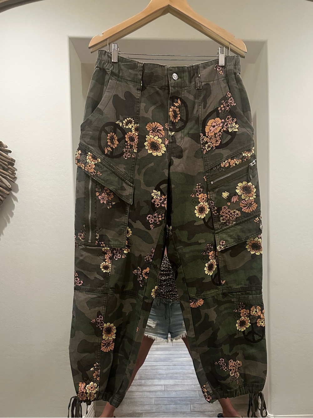 Free People Sz Large Cargo Camo Peace flowers - Picture 3 of 9